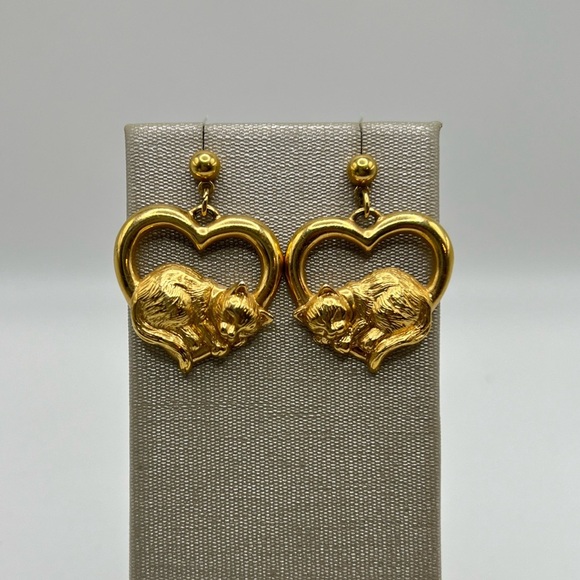 Vintage AVON Gold Tone Sleeping Cat  Heart Earrings Pierced Stud Earrings - Picture 1 of 4